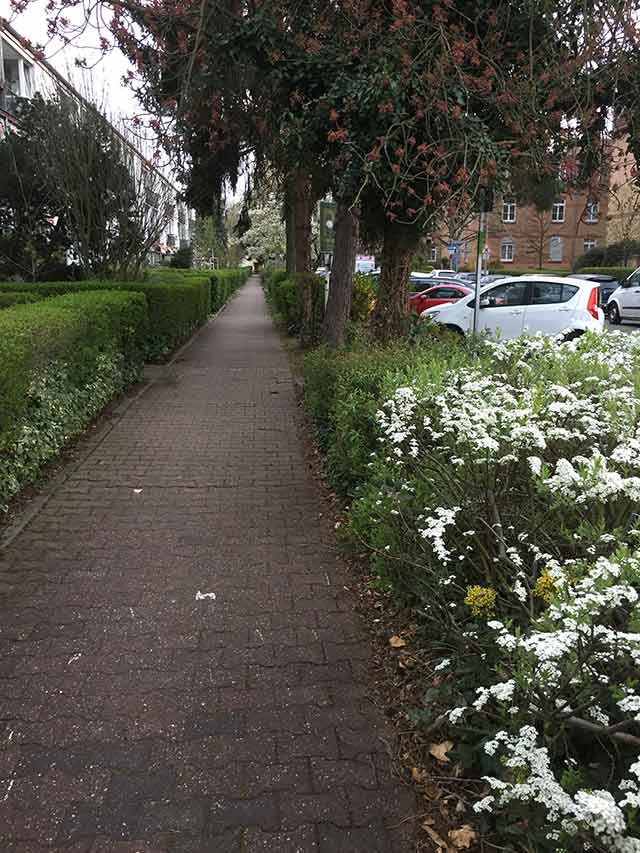 Hinterhof und Fußweg im Gallusviertel Frankfurt am Main