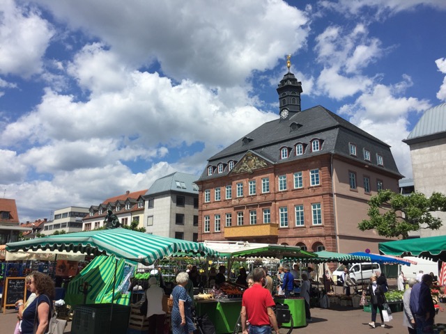 Mit 9-Euro-Ticket nach Hanau und Besuch von Radhaus und Marktplatz