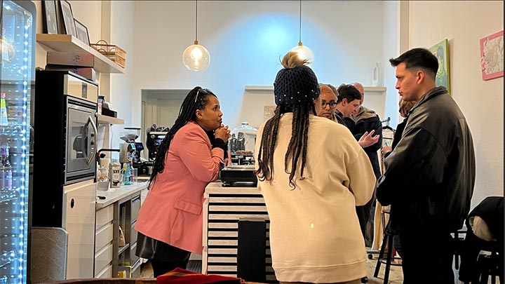 Ausstellung von Karten zu Kunst, gemalt von Ulrike bei Moya Cafe