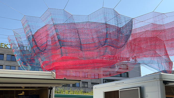 die Netzskulptur A Sky full of Hope an Konstablerwache in Frankfurt 