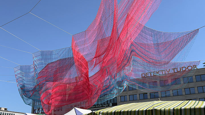 die Netzskulptur A Sky full of Hope an Konstablerwache in Frankfurt 