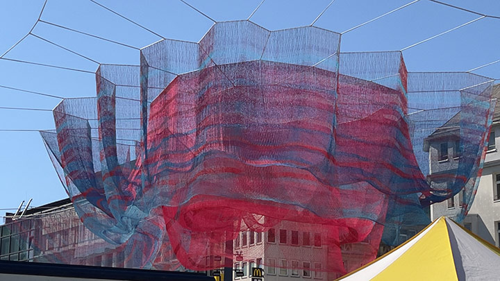 die Netzskulptur A Sky full of Hope an Konstablerwache in Frankfurt 